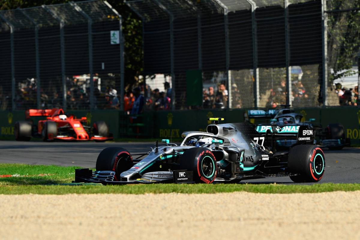 Formula Uno, Bottas è un fulmine in Australia davanti ad Hamilton. Male le Ferrari