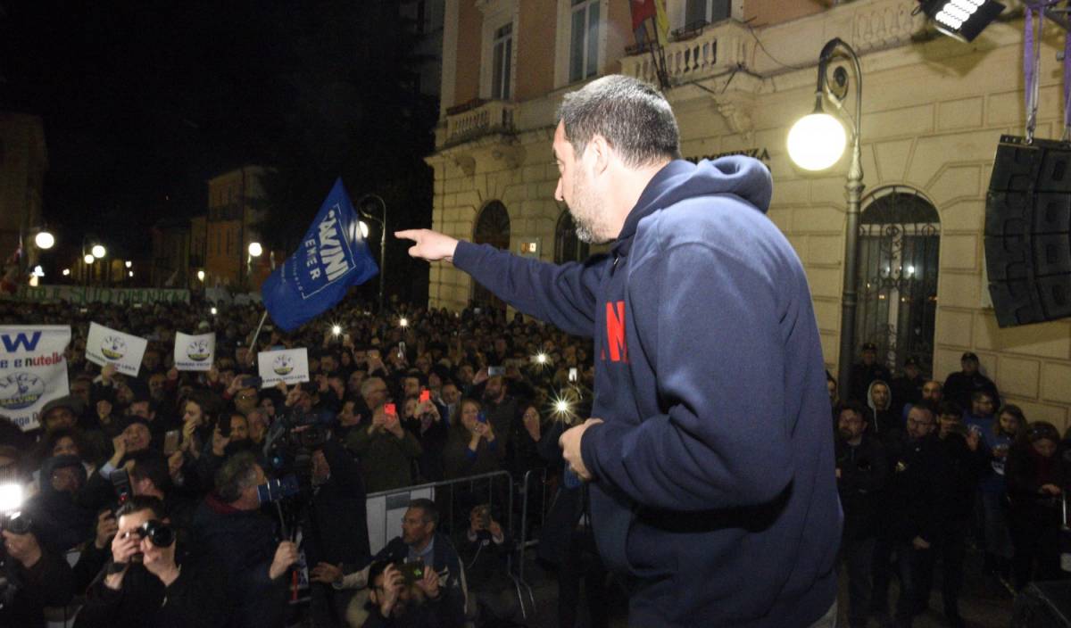 "Sono orgogliosamente italiano". Così Salvini zittisce chi gli dà del fascista