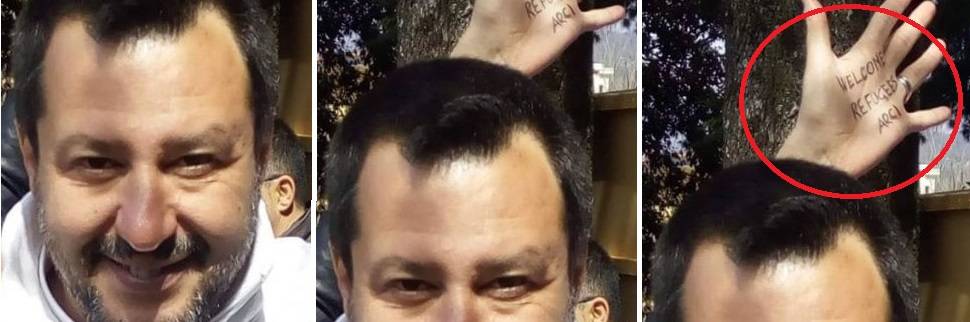Salvini in diretta su Fb, ma dietro la testa spunta una mano con uno slogan