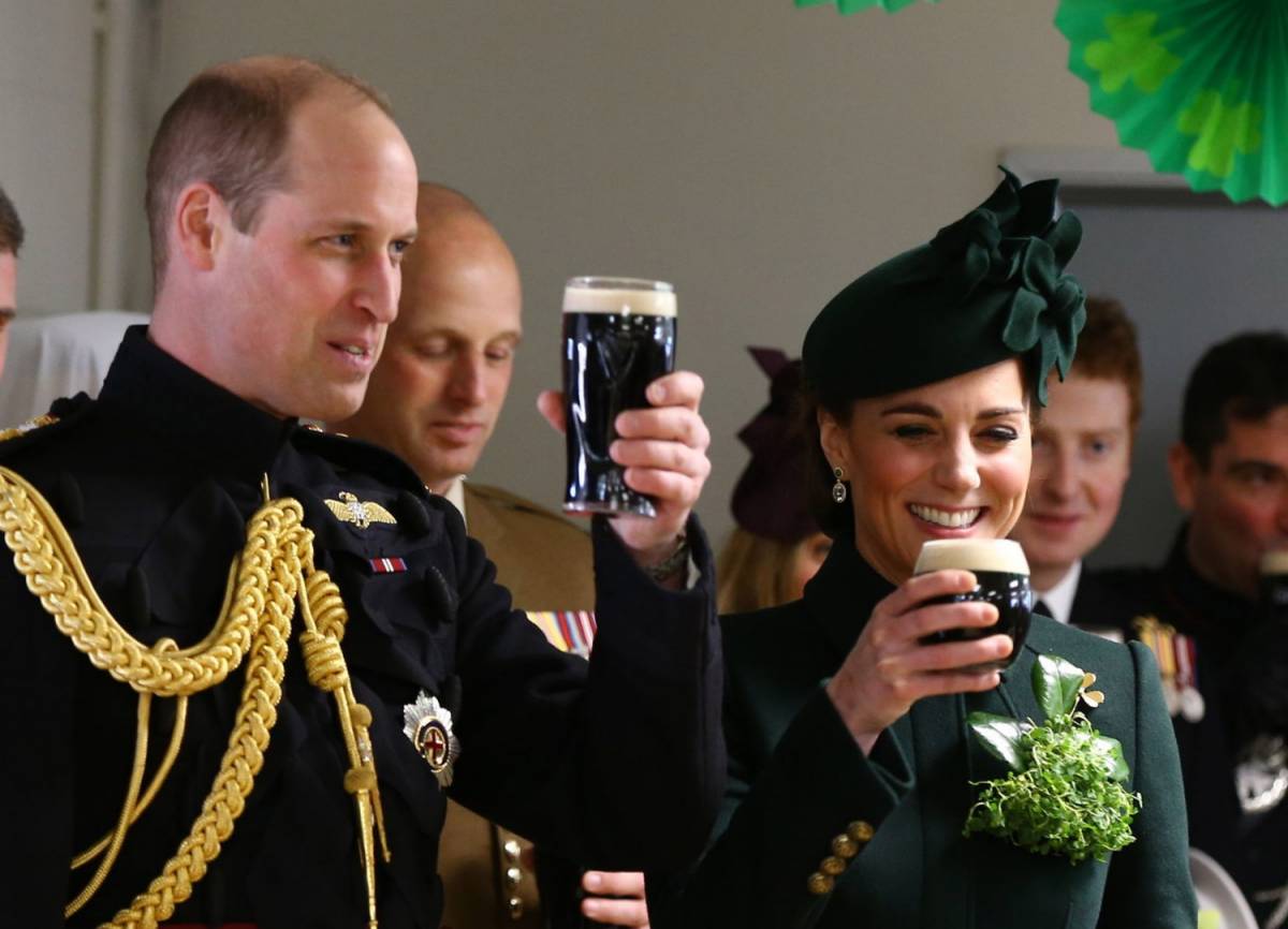 Kate Middleton non è incinta: beve birra