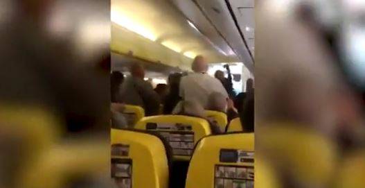 Rissa sul volo Ryanair, il comandante è costretto a dirottare l'aereo