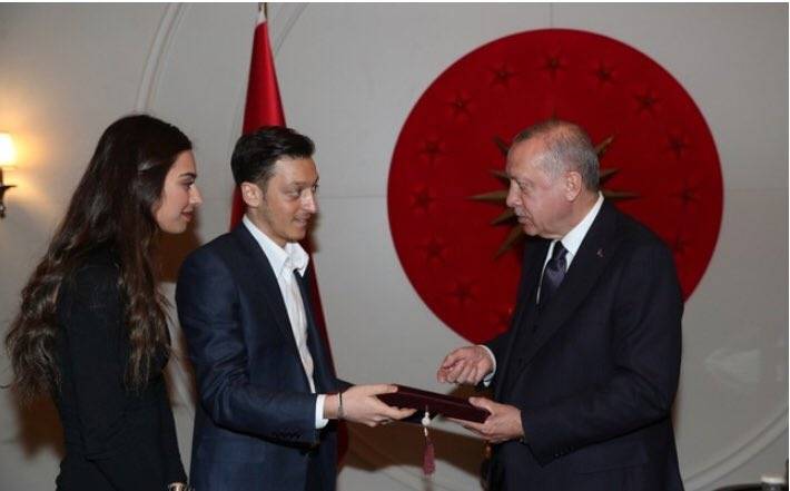 Germania, Mesut Ozil invita Erdogan al suo matrimonio ed è subito polemica