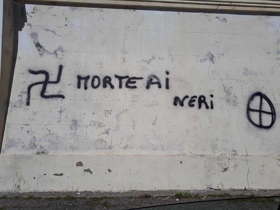 "Morte ai neri". Svastiche e minacce contro i migranti a Messina