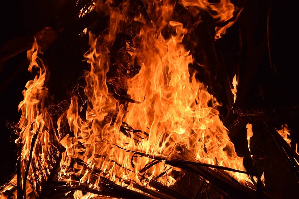 Palermo, sassi contro i vigili del fuoco che stavano domando le fiamme della vampa di San Giuseppe