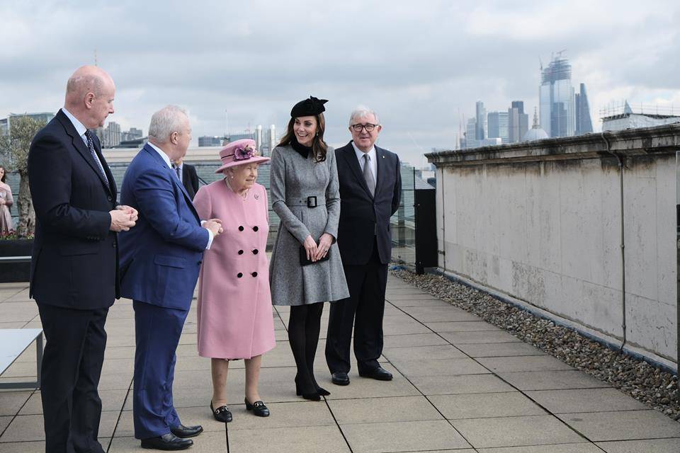La regina Elisabetta e Kate Middleton al King’s College di Londra