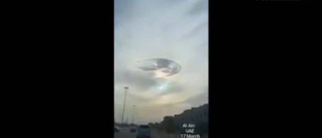 Emirati Arabi, lo strano "disco" nel cielo che sembra un ufo (ma non è)
