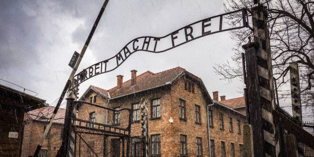 Stop ai selfie all'interno di Auschwitz: "Offensivi verso vittime della Shoah"