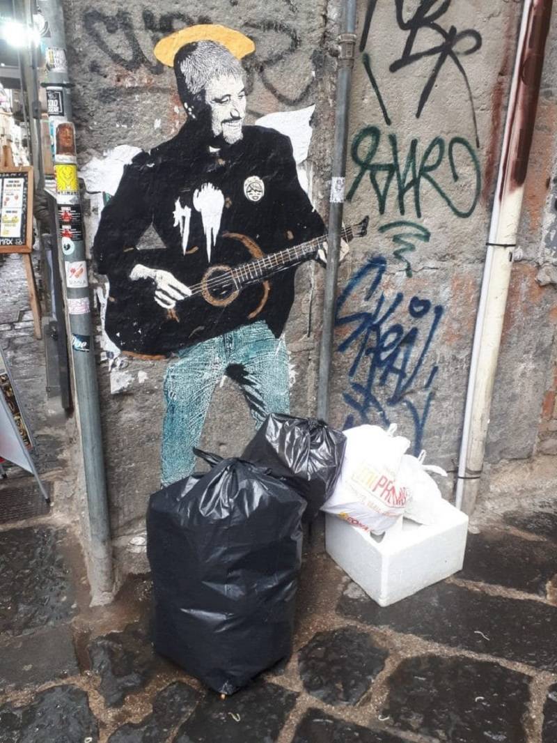 Immondizia davanti al murale di Pino Daniele nel giorno del compleanno