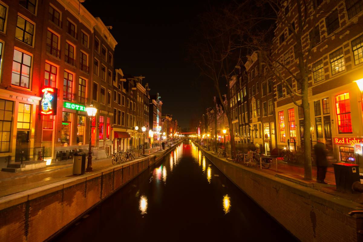 Amsterdam dice no ai tour nel quartiere a luci rosse: “Non c’è rispetto per le prostitute” 