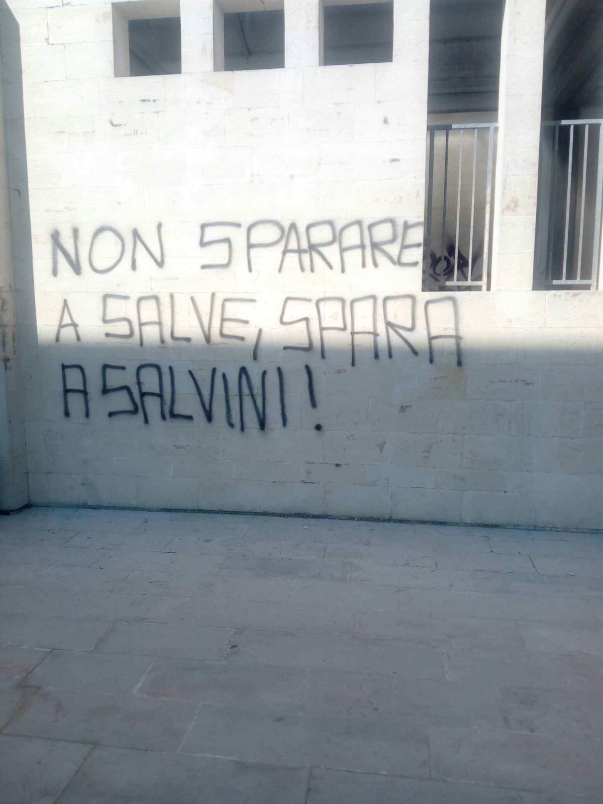 Lecce, scritta choc all'ateneo: "Sparate contro Salvini"