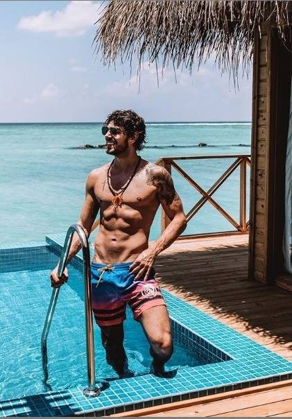 Ignazio Moser nudo alle Maldive, cede il costume e...