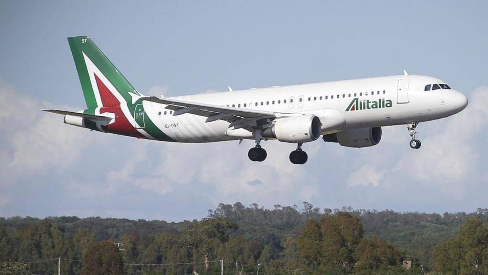 Volo Alitalia per New York atterra a Londra: arrestato passeggero