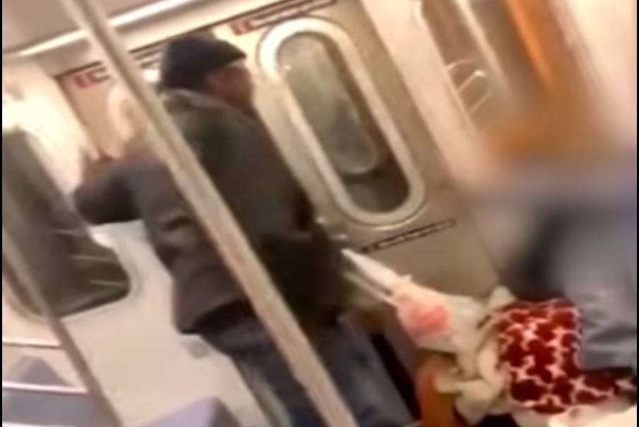 New York, pesta una clochard in metro: video virale sui social