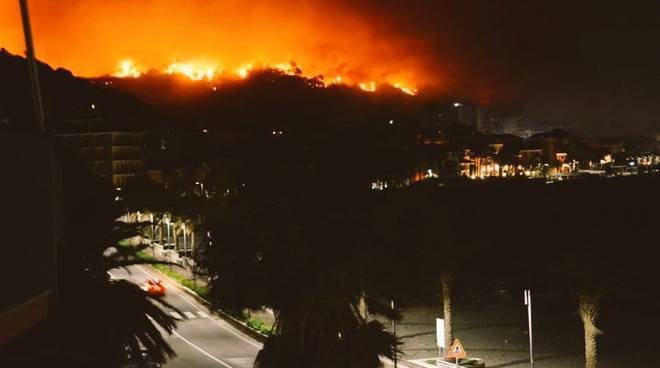 Un vasto incendio a Cogoleto minaccia le abitazioni