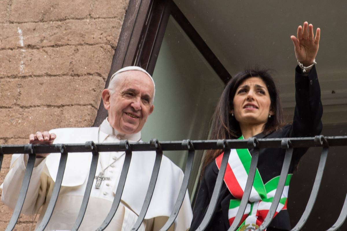 Il papa in Campidoglio: "Roma chiamata a sfida epocale dei migranti"