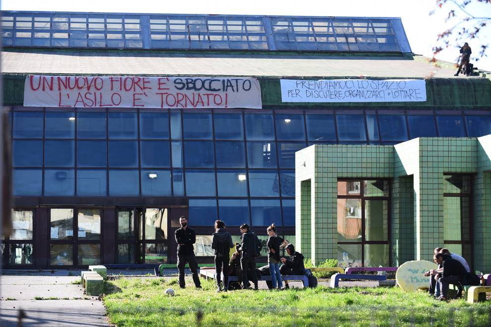 Torino, anarchici occupano altra scuola. La Lega: "Sgombero subito"
