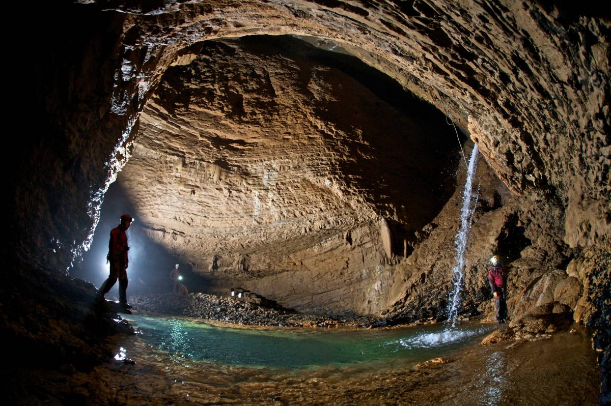 Le caverne sotterranee, un'autostrada fra due laghi