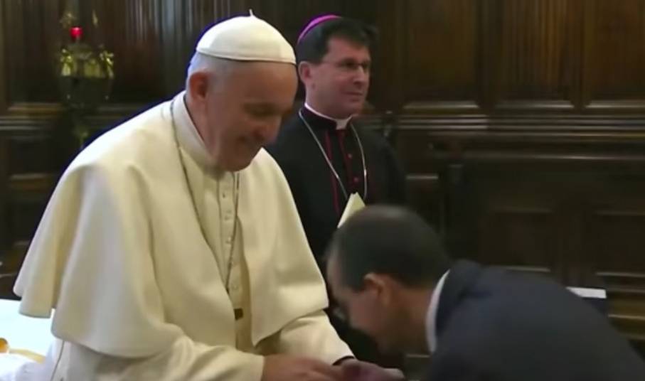 Papa Francesco spiega i "no" al baciamano: "Per igiene"