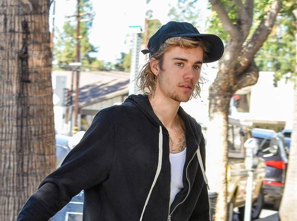 Justin Bieber finisce nei guai con la polizia per delle sneakers troppo originali