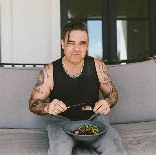 Robbie Williams nel mirino del web: i pantaloni sono sporchi