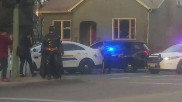 Canada, vestito da Batman corre su una scena del crimine: "Posso aiutare?"