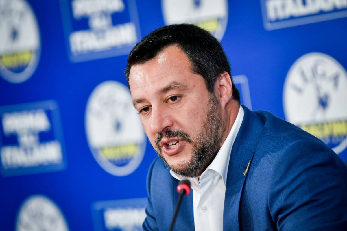 Mercantile dirottato, Salvini: "Trovano pirati e mercanti di uomini. E poi processano me?"