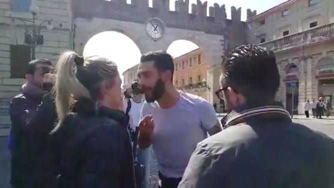 Fan di Salvini fronteggia una agente: sale la tensione a Verona