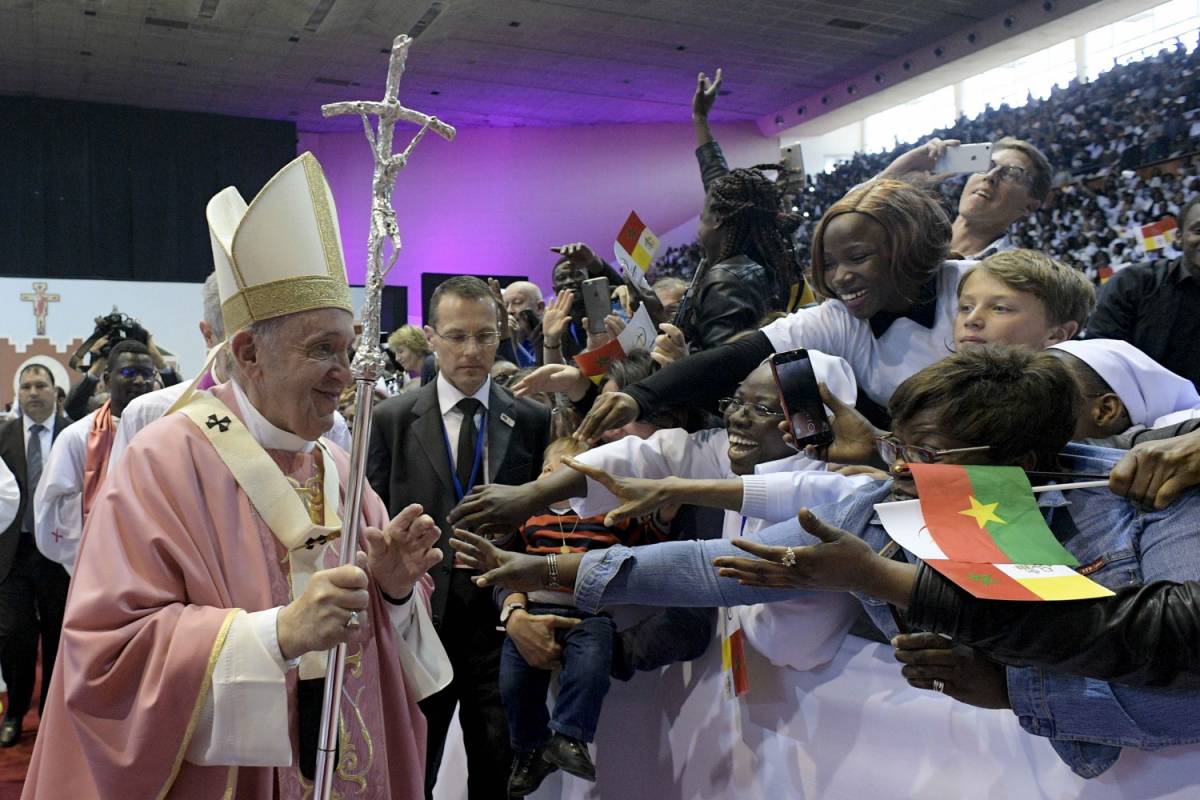 Migranti, nuovo appello del Papa: "Non si lasci affogare la gente"