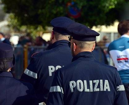 Roma, poliziotto aggredito a coltellate "Adesso è in gravi condizioni"