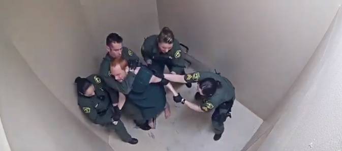 Abusi contro detenuto: il video che incastra gli agenti californiani