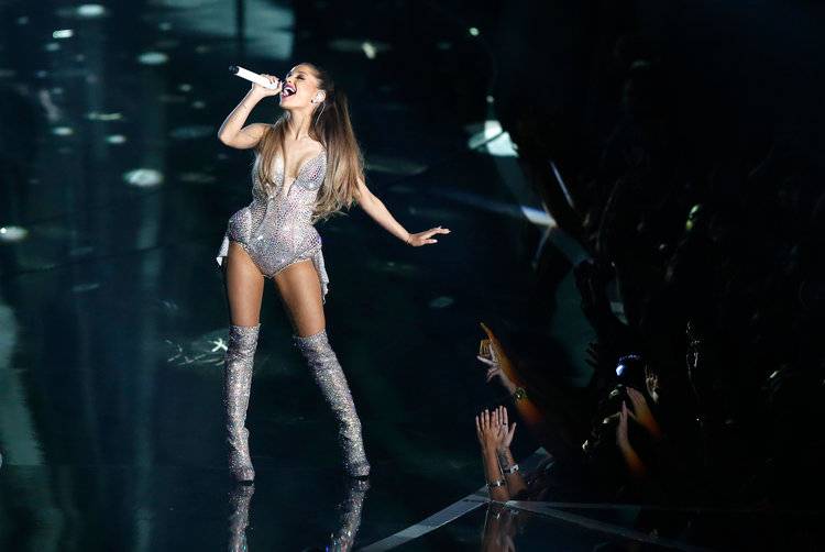 Ariana Grande parla della sua sessualità nel suo ultimo brano