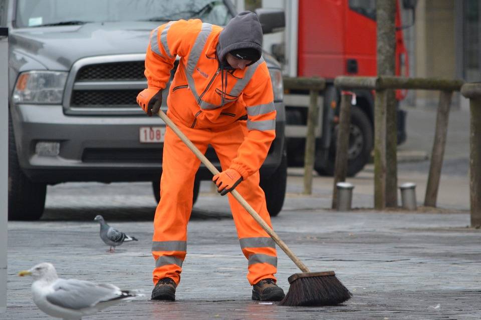 Negozianti disperati pagano extracomunitari per pulire la strada