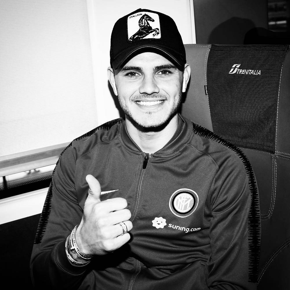 Inter, Icardi sorride sul treno. La curva lo insulta: "Uomo di m.."