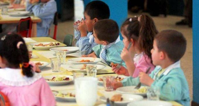 Niente mensa a scuola: i bimbi dell'elementare mangiano in corridoio