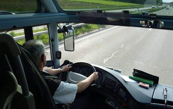 Patente falsa, fermato albanese: doveva guidare bus con alunni medie