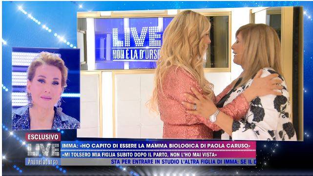 Paola Caruso incontra la presunta madre biologica e si commuove in diretta