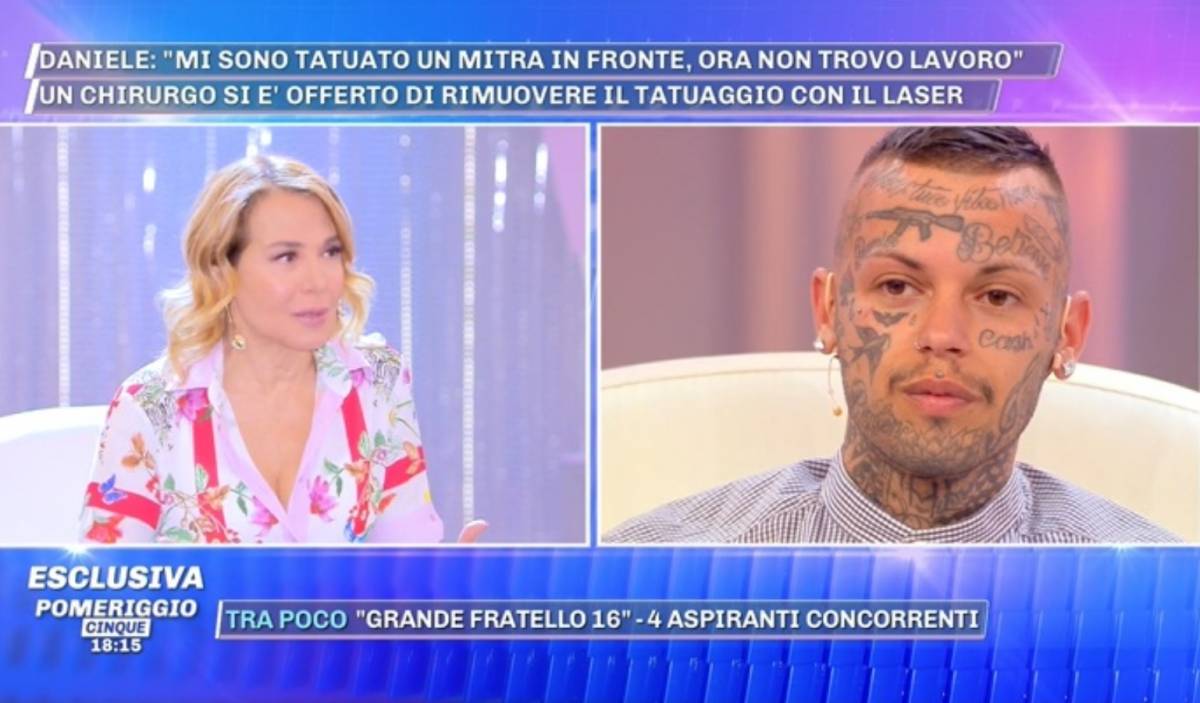 Barbara D'Urso trova un chirurgo al disoccupato col mitra tatuato in faccia