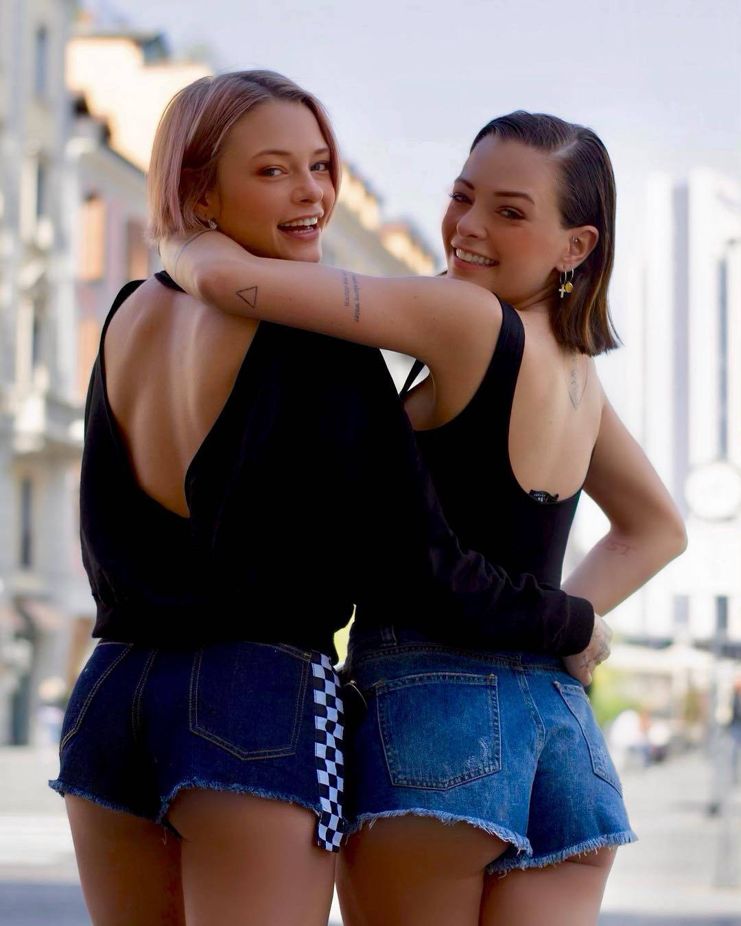 Le Donatella, foto di spalle ma gli shorts sono troppo corti: Fan in delirio