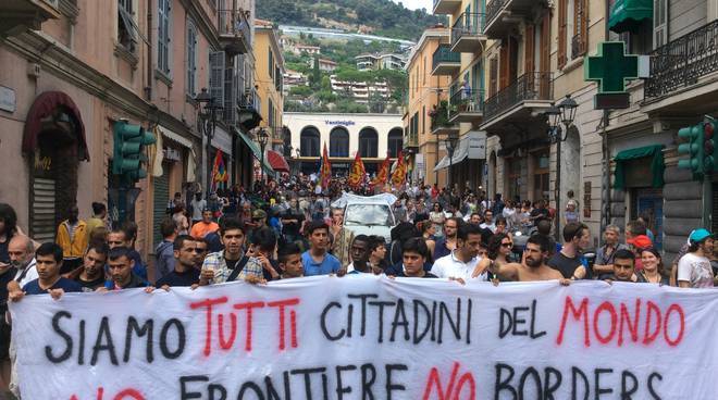 Migranti, la sfida dei no border alla Lega: "Manifesteremo in centro"