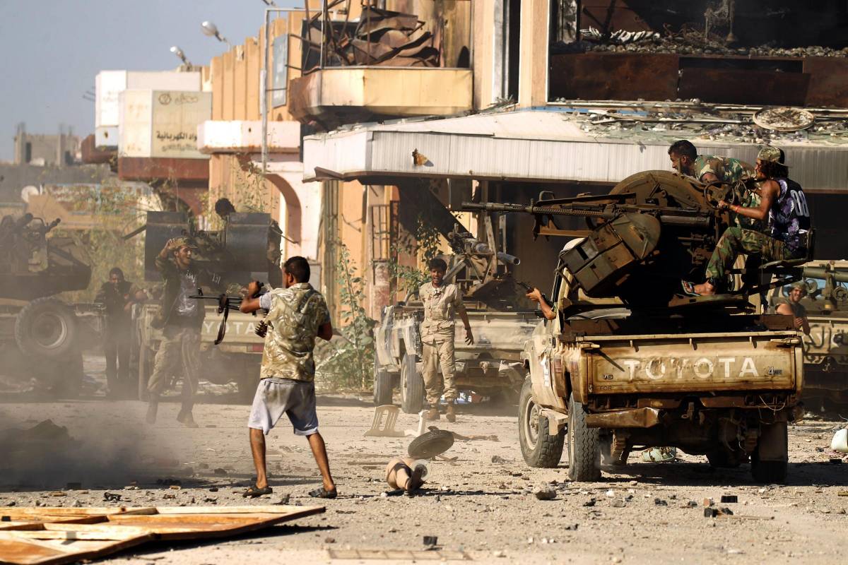 Libia, salta il summit per la pace. E l'Isis torna nelle terre di Haftar