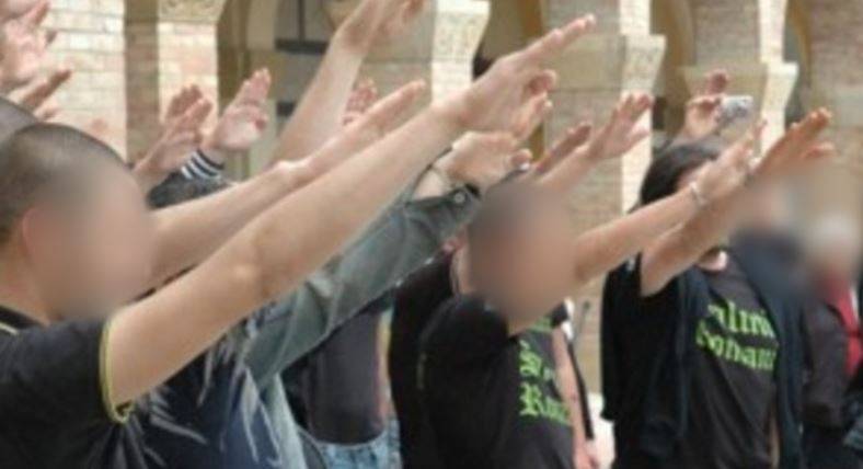 Fanno saluto romano, studenti liceali puniti: lezione sulla Resistenza