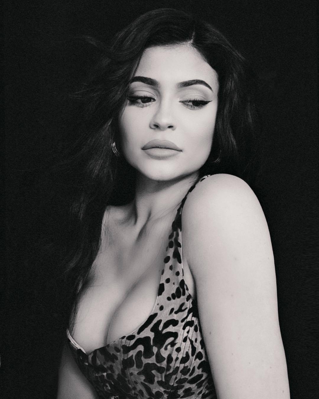Kylie Jenner manda in tilt Instagram col seno che esplode dal sexy abito animalier