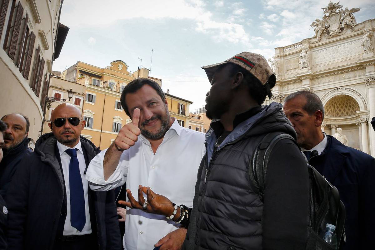 Salvini a piedi per Roma, si avvicinano gli immigrati. Lui: "Comportati bene"