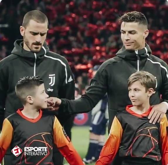 Ajax-Juve, l'emozionante carezza di Ronaldo al piccolo tifoso