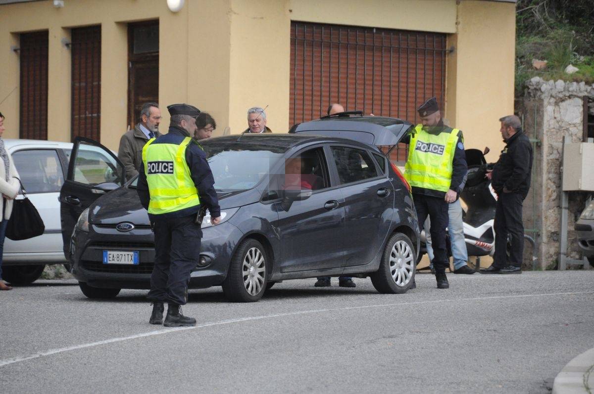 Nel furgone con 35 clandestini: italiano arrestato vicino a Montecarlo