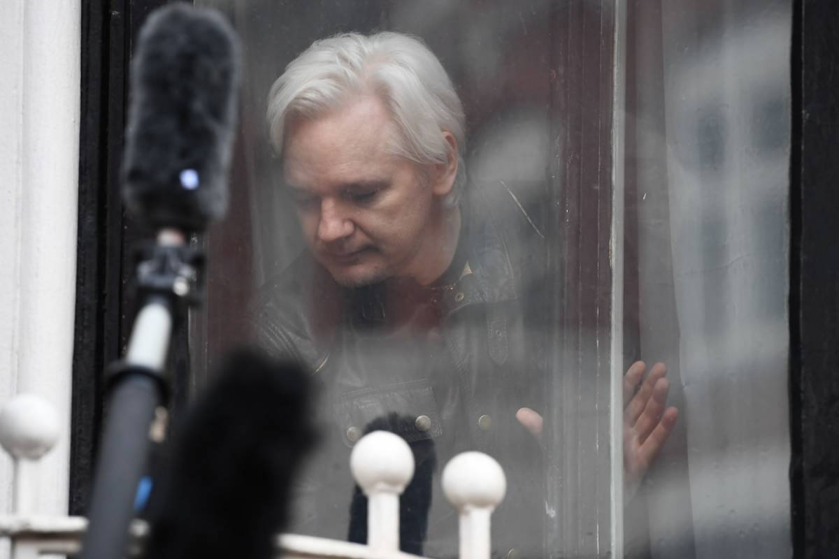 L'appello finale di Assange: "Resistete!"