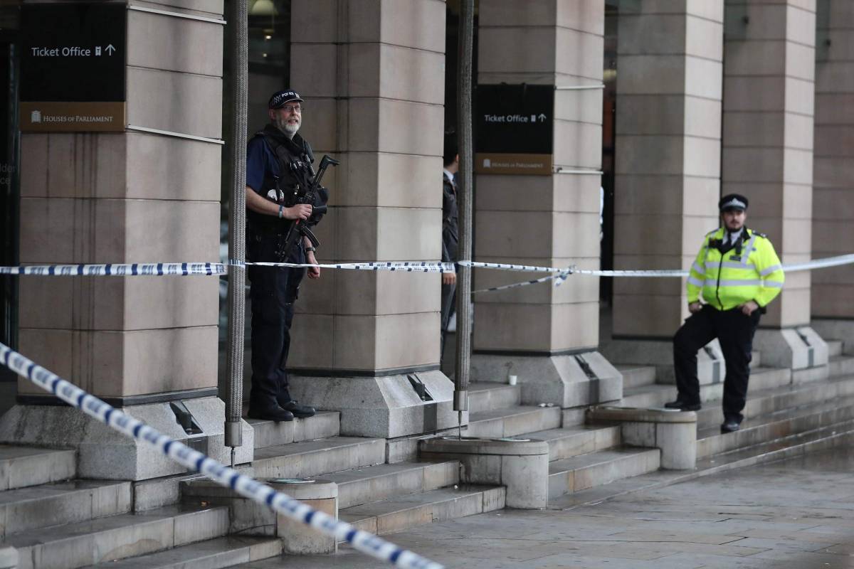 Londra, speronata auto dell'ambasciatore ucraino, polizia spara