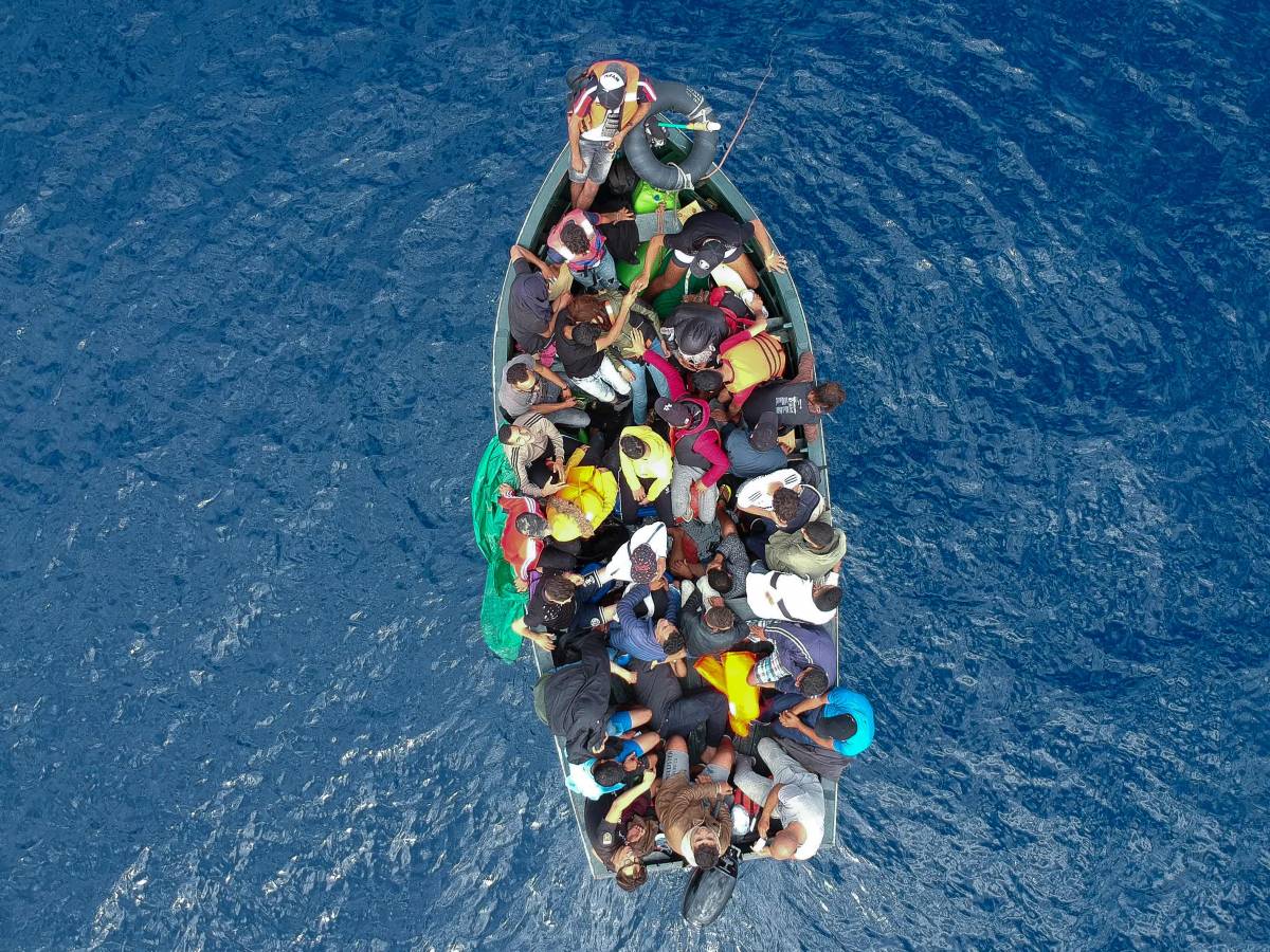 "Migranti su una barca in avaria". E l'ong scalpita: "Fare presto"