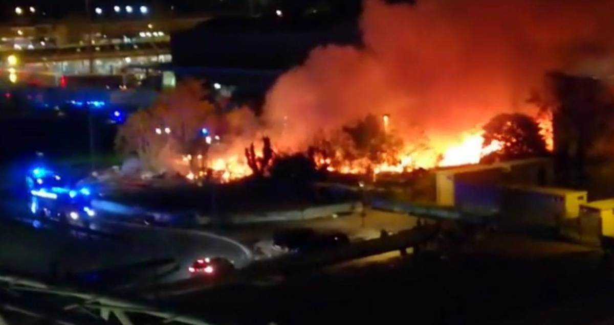 Milano, ennesimo incendio devasta il campo rom di via Bonfadini