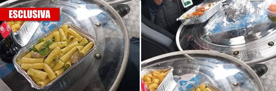 Poliziotti costretti a mangiare sugli scudi: "Migranti trattati meglio di noi"